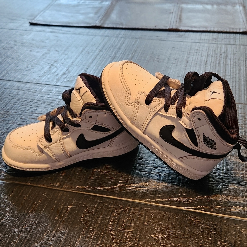 Kids Nike Air Jordan Black & White sneakers